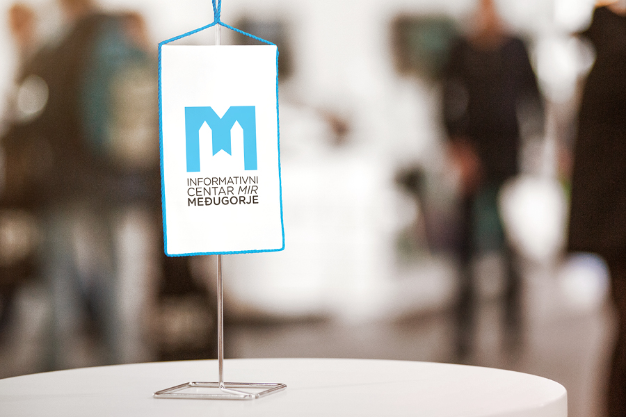 vizualni identitet informativni centar mir međugorje aplikacija logotipa na majicu