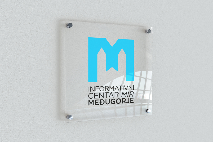 vizualni identitet informativni centar mir međugorje aplikacija logotipa na majicu