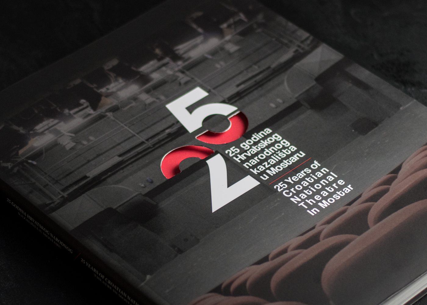 Dizajn monografije i prigodnog logotipa povodom 25. obljetnice Hrvatskog narodnog kazališta u Mostaru